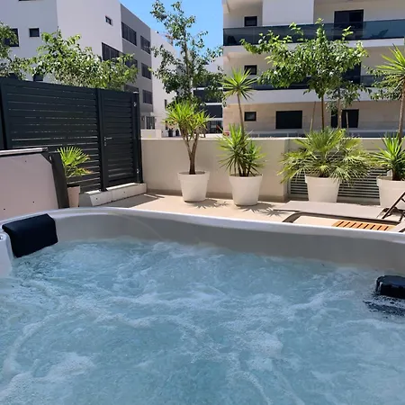 Superior With Private Jacuzzi Apartament *