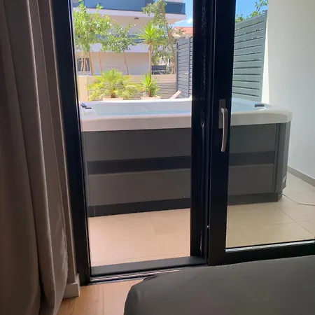 Superior With Private Jacuzzi Apartament