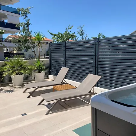 Superior With Private Jacuzzi Apartament *